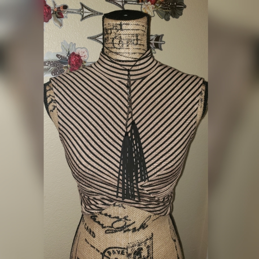 Polly & Esther tan & black crop top S